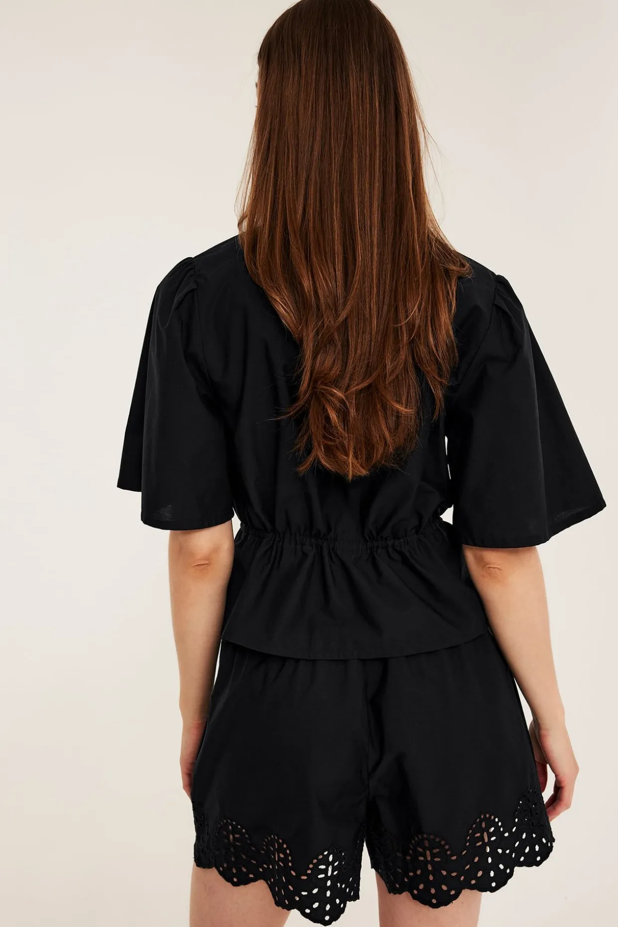 Shorts i bomullspoplin og brodert kant