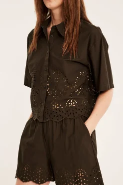 Shorts i bomullspoplin og brodert kant