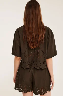 Shorts i bomullspoplin og brodert kant