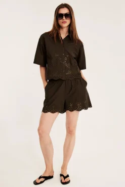 Shorts i bomullspoplin og brodert kant