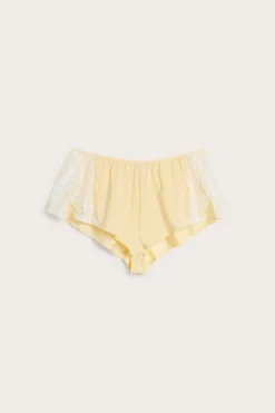 Shorts med blonder