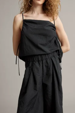 Singlet med draperingsdetaljer