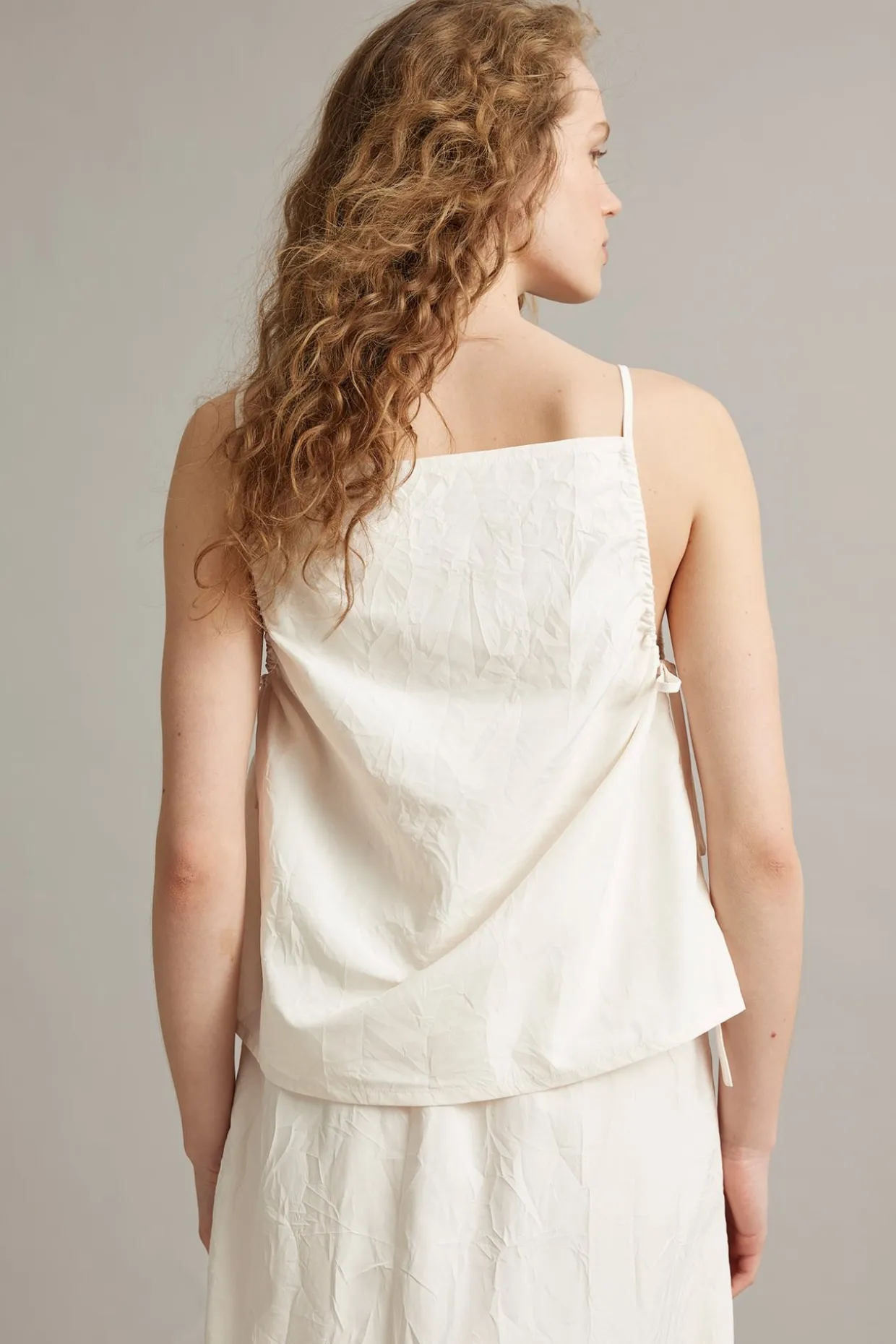 Singlet med draperingsdetaljer