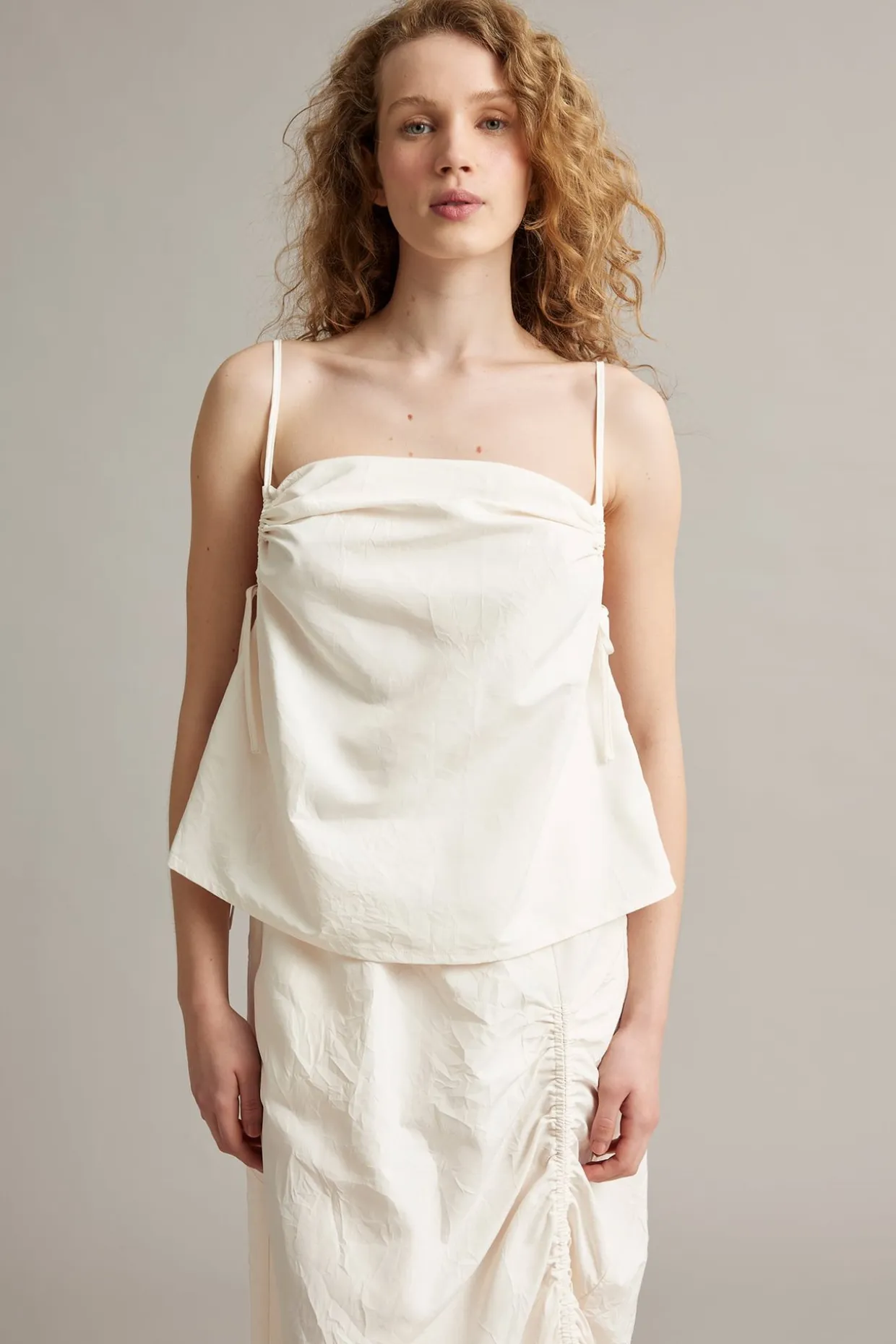 Singlet med draperingsdetaljer