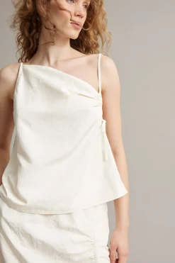 Singlet med draperingsdetaljer