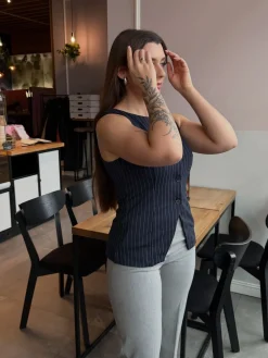 Skreddersydd vest med tynne striper