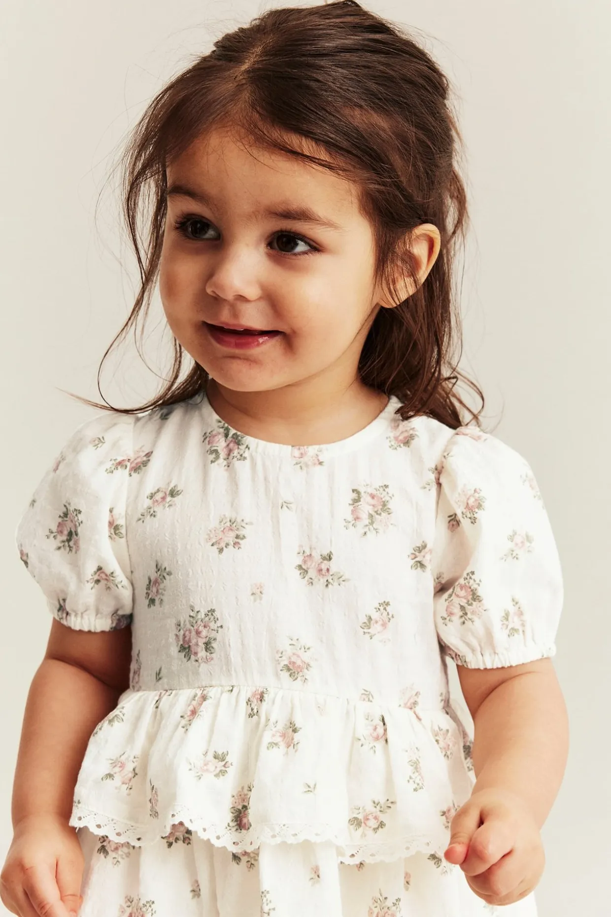 Småblomstrete jumpsuit med volang