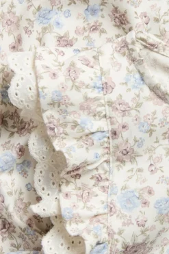 Småblomstrete kjole med blonder