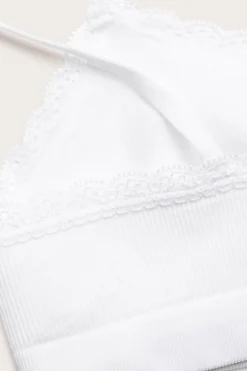 Sømløs, ribbestrikket topp med blonder