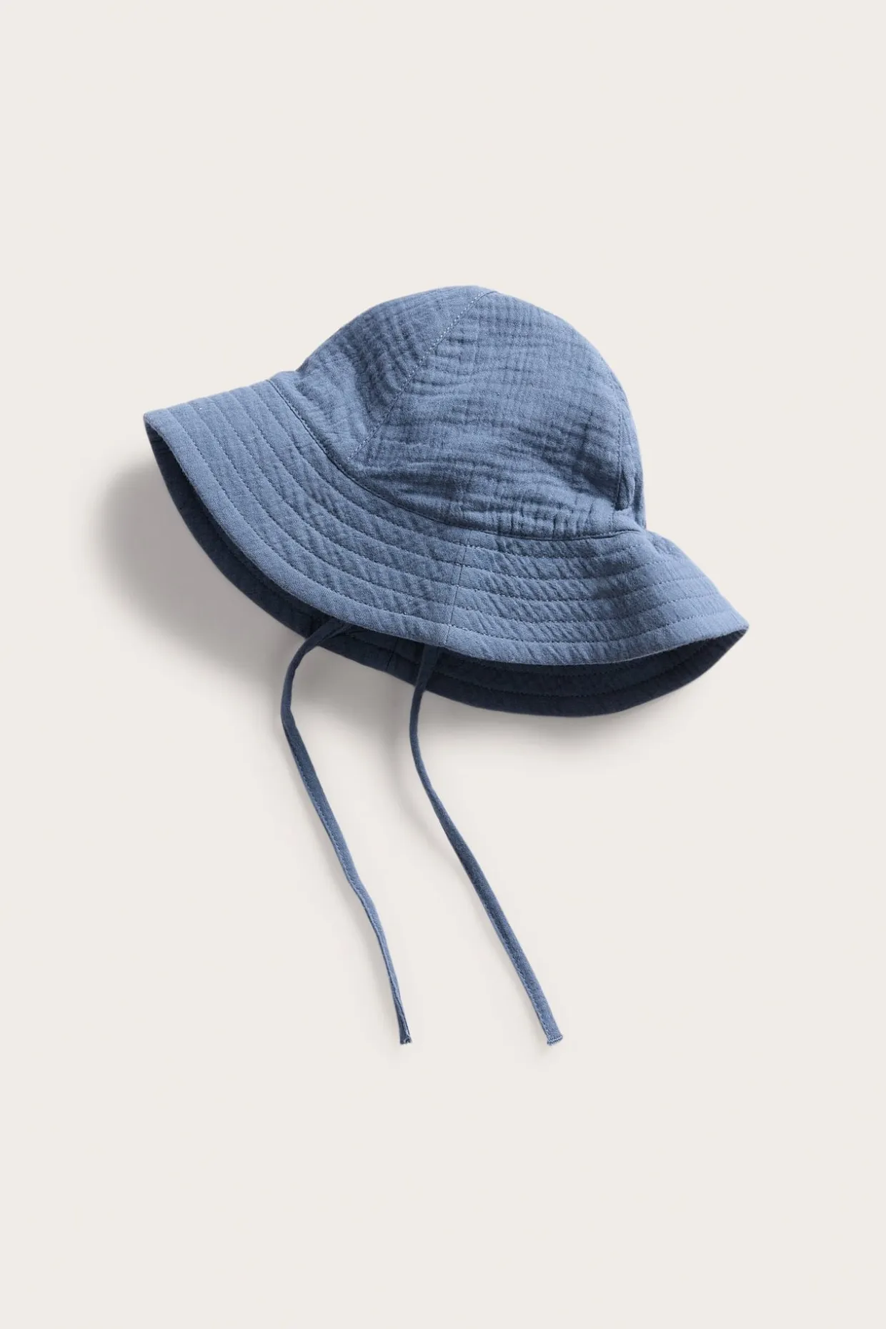 Solhatt med knytebånd