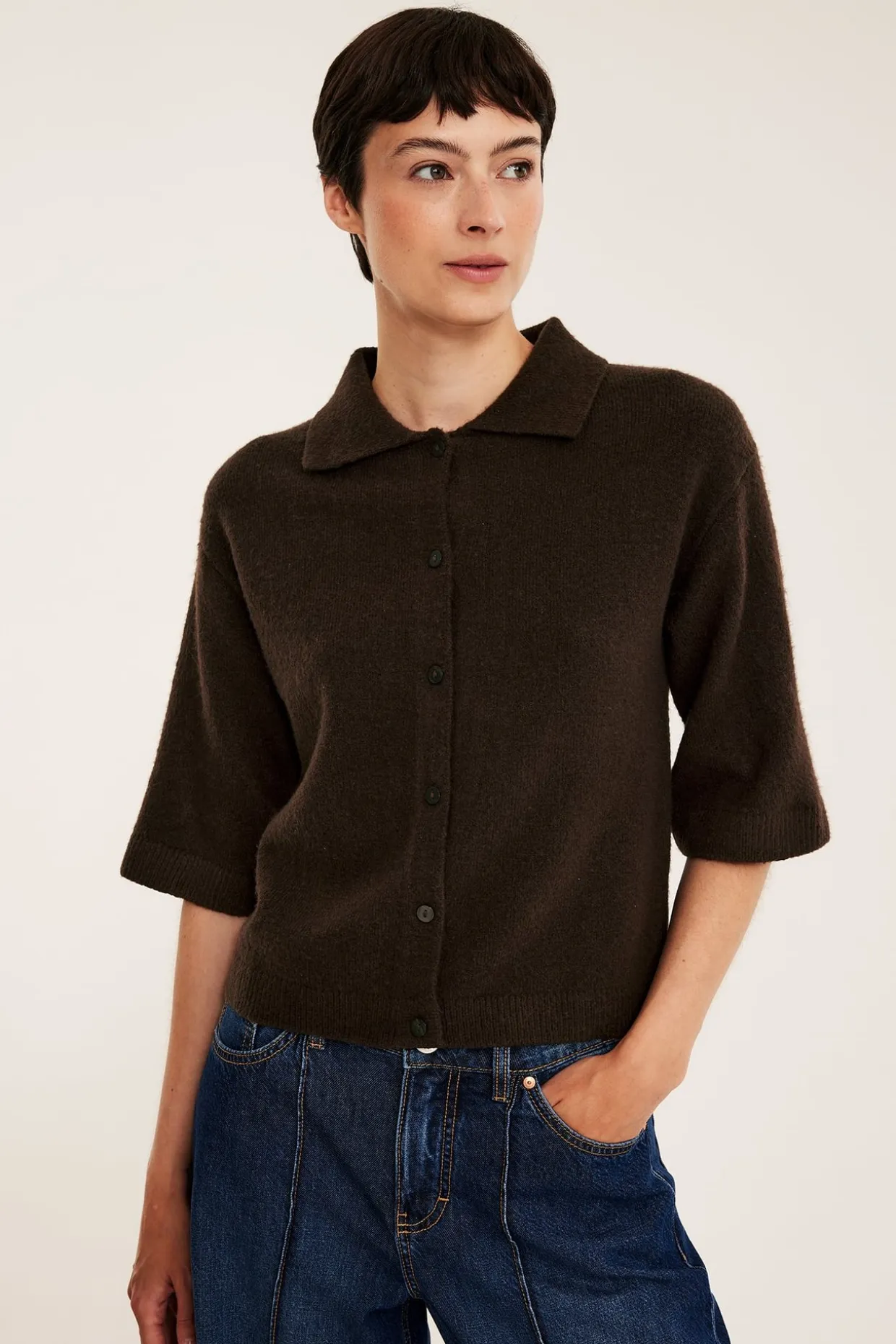 Strikket cardigan med krage og korte ermer