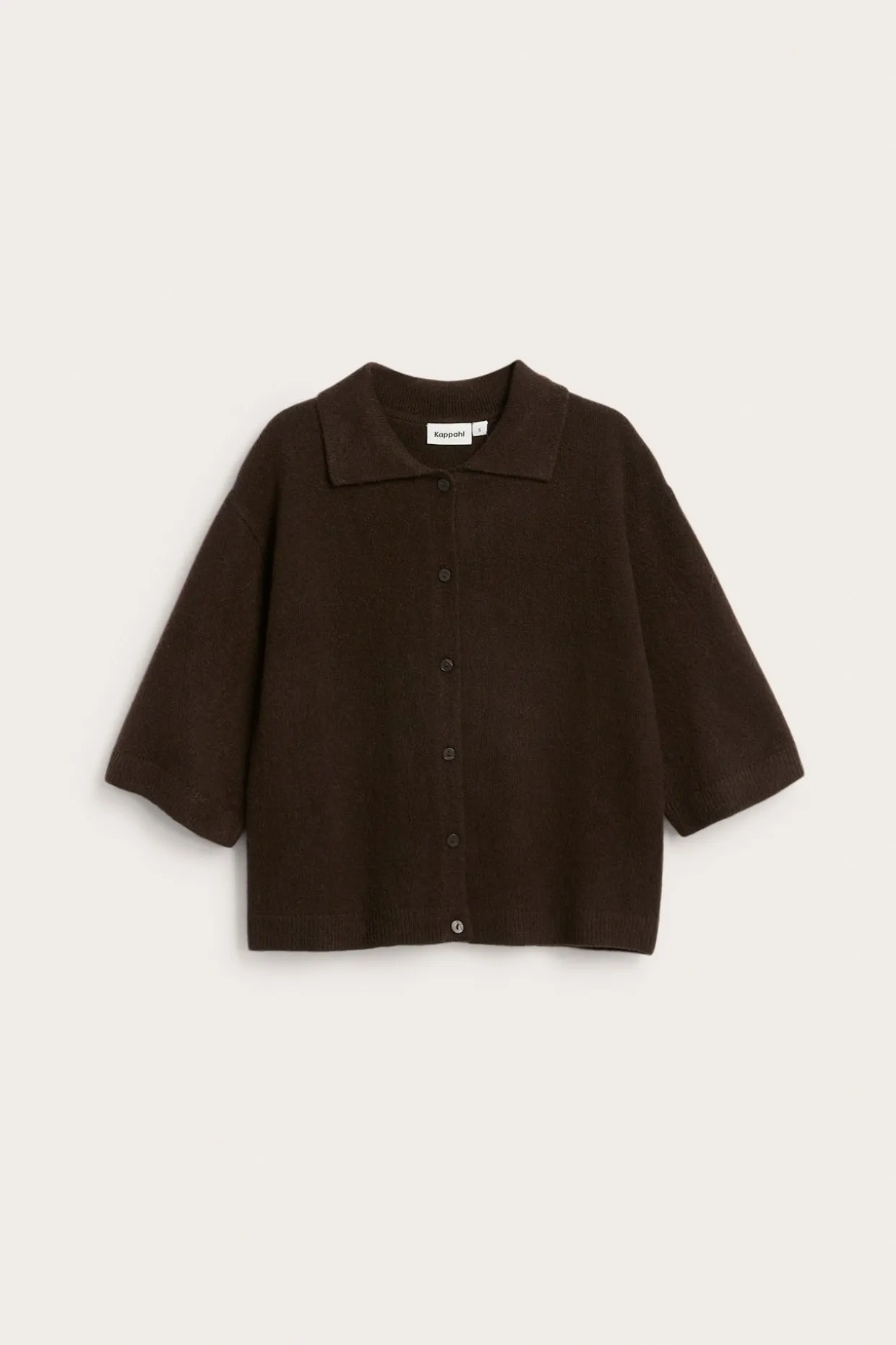 Strikket cardigan med krage og korte ermer