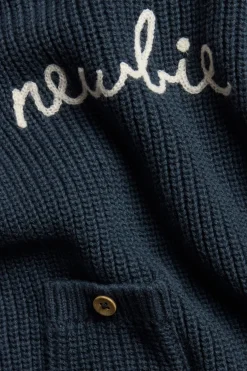 Strikket genser med Newbie-logo