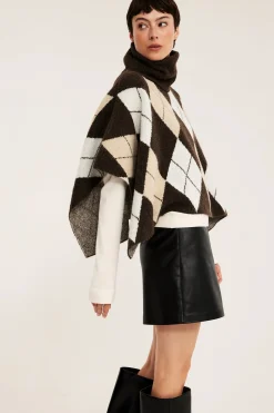 Strikket poncho med polokrage og rutemønster
