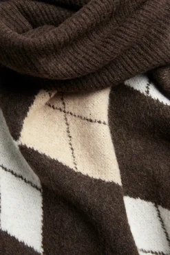 Strikket poncho med polokrage og rutemønster