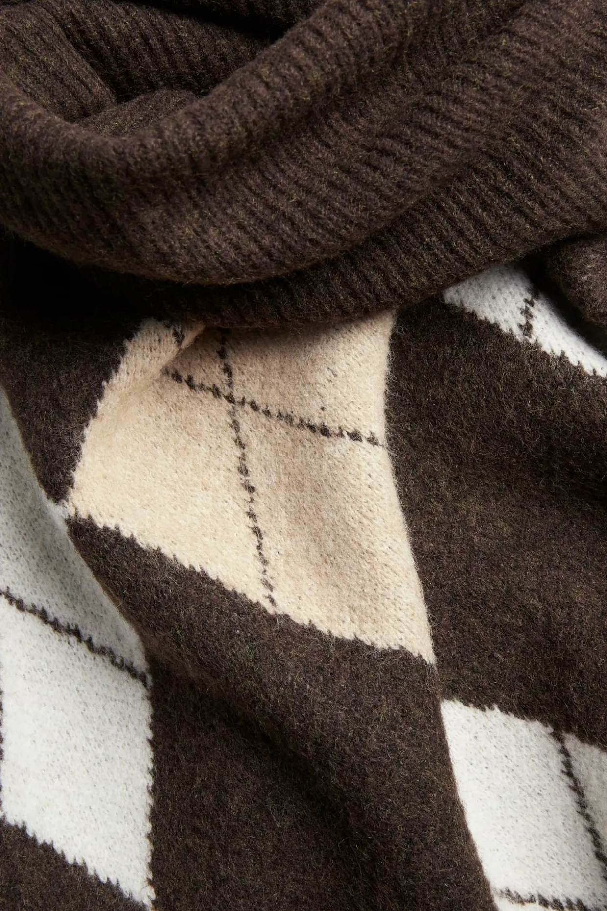 Strikket poncho med polokrage og rutemønster