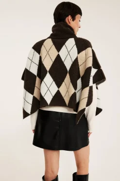 Strikket poncho med polokrage og rutemønster