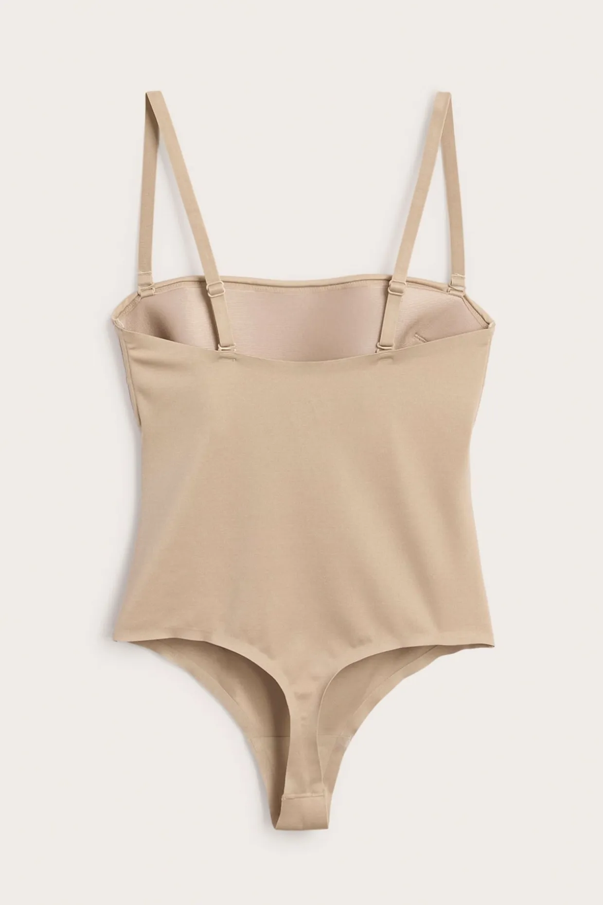 Stringbody med lett form og vatterte cuper