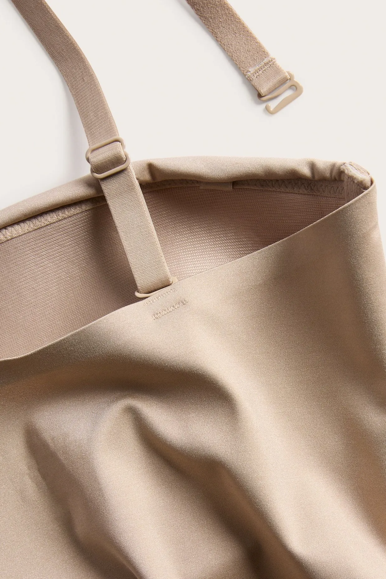 Stringbody med lett form og vatterte cuper