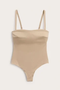 Stringbody med lett form og vatterte cuper