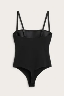 Stringbody med lett form og vatterte cuper