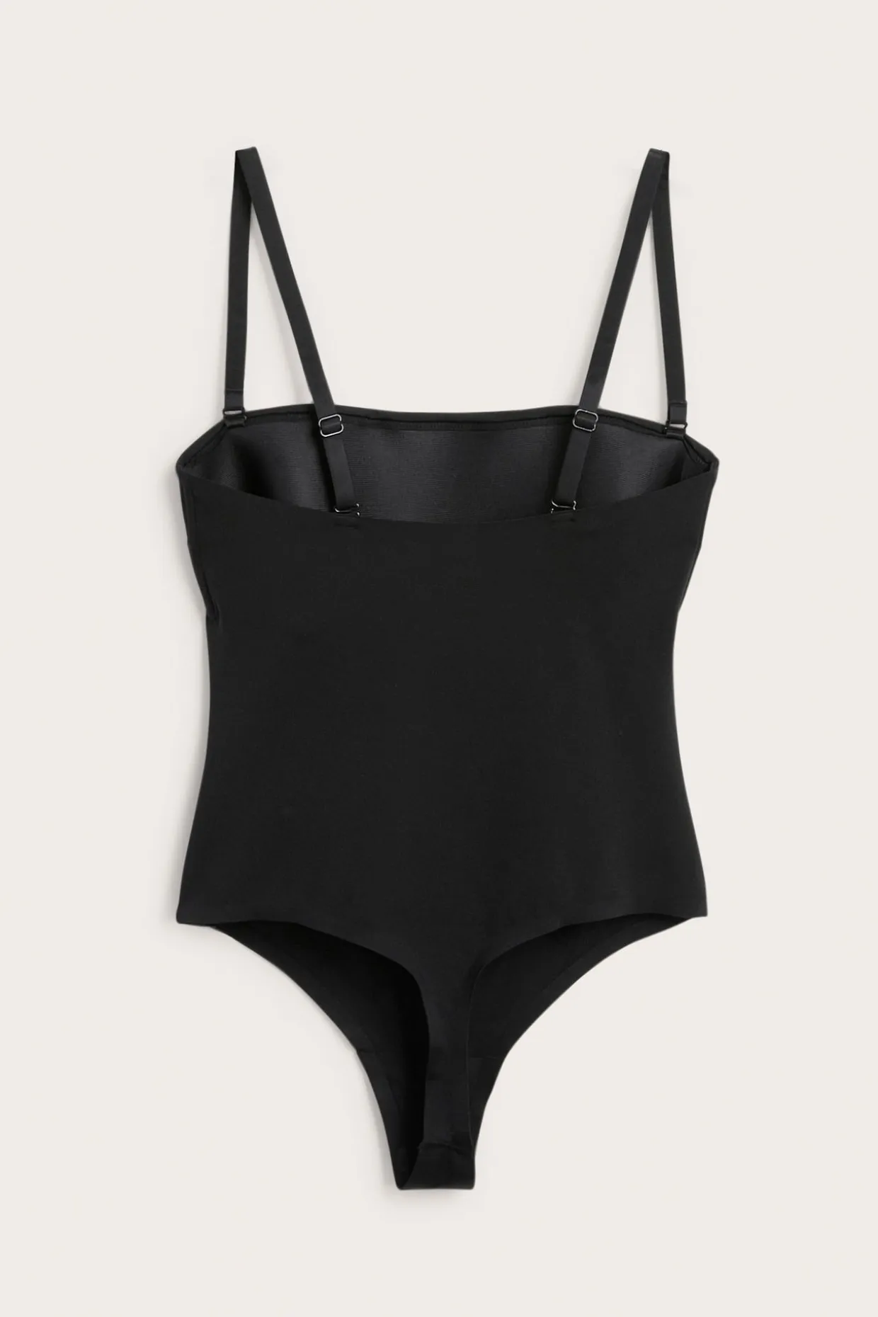Stringbody med lett form og vatterte cuper