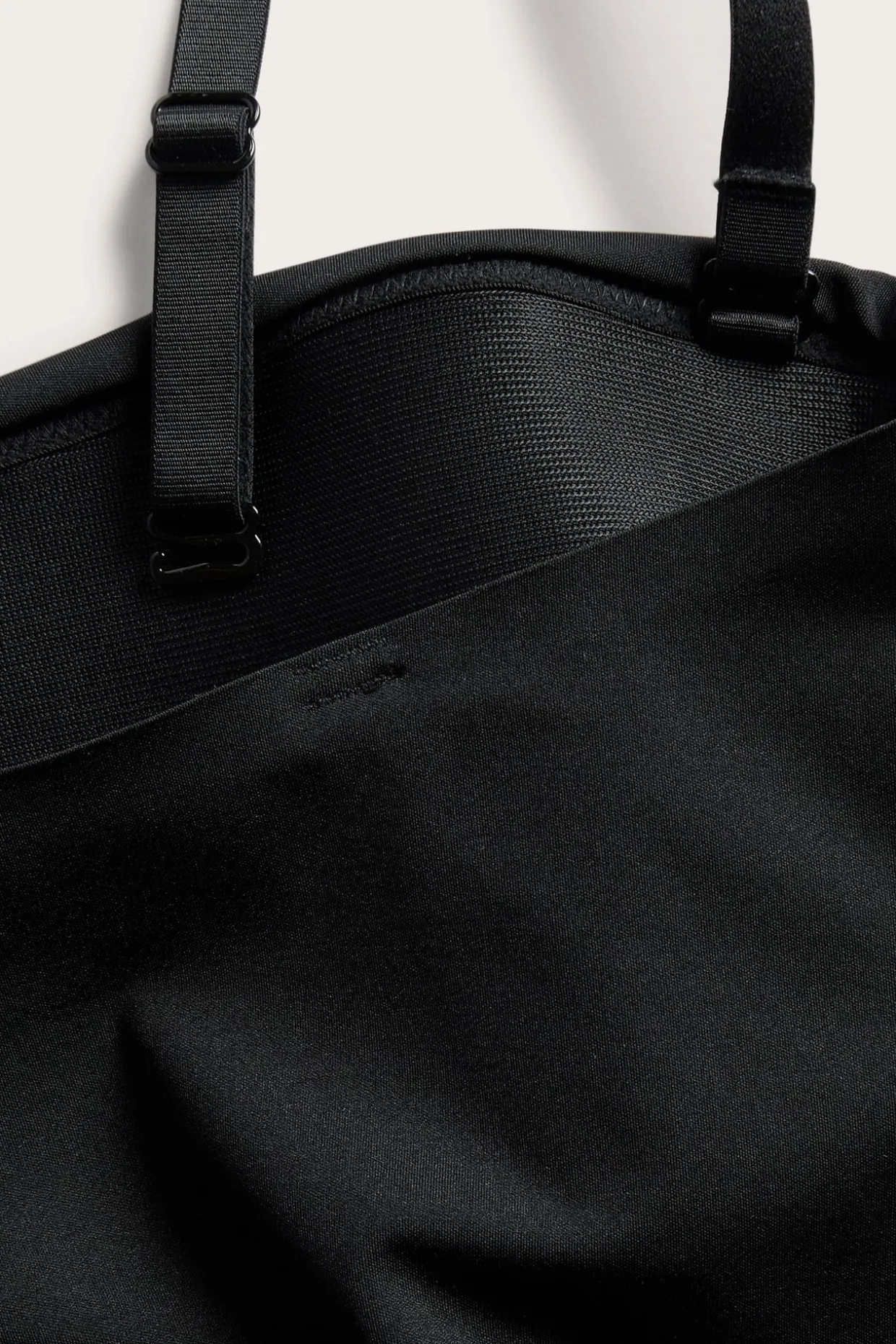 Stringbody med lett form og vatterte cuper