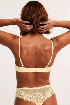 Stringtruse med blondedetaljer