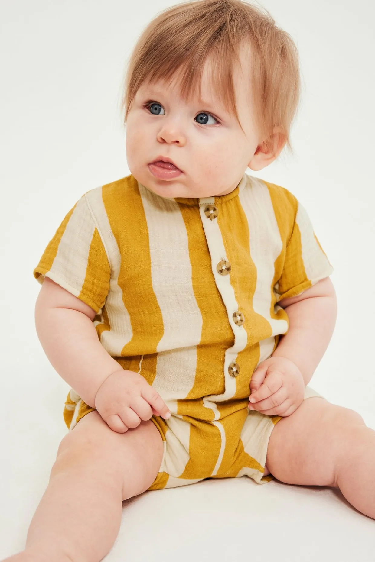Stripet babyromper i muslin