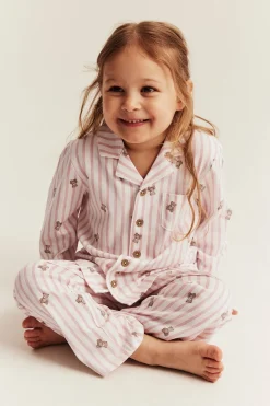 Stripete pyjamas med kosebamser