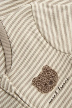 Stripete pyjamas med kosebamse