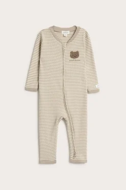 Stripete pyjamas med kosebamse
