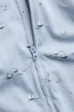 Stripete pyjamas med seilbåter