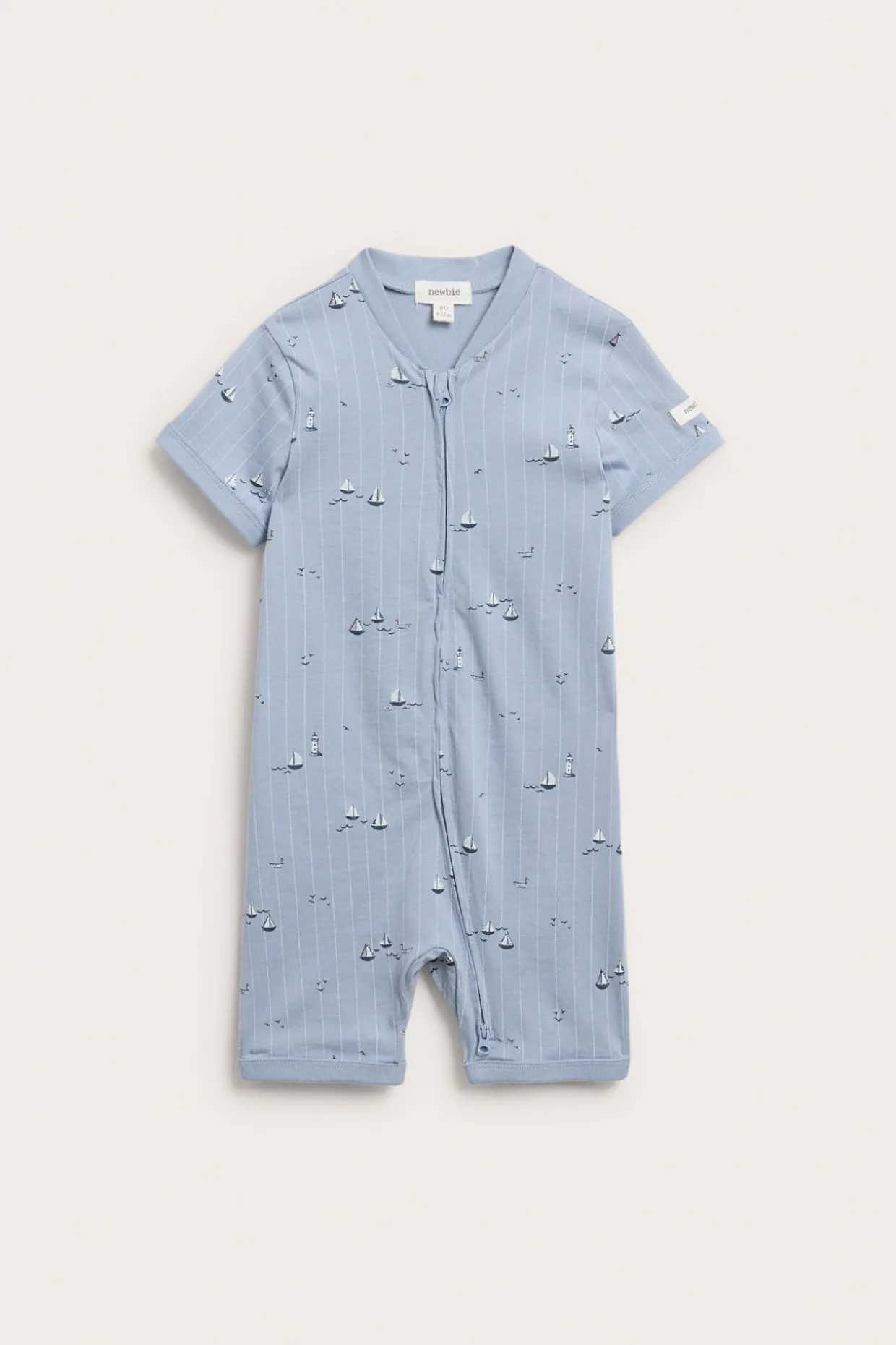 Stripete pyjamas med seilbåter