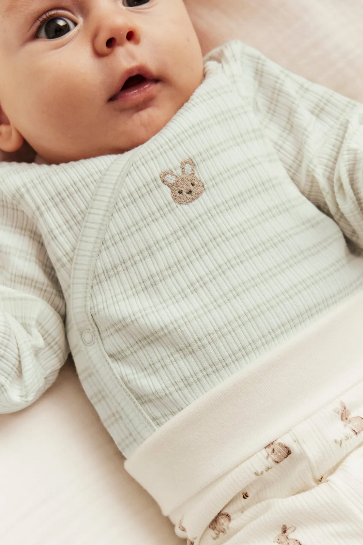 Stripet omslagsbody med broderi