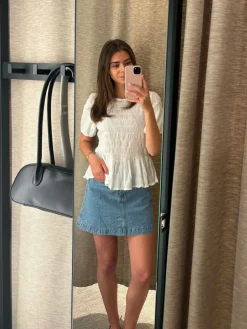 Strukturert topp med peplum og korte ermer
