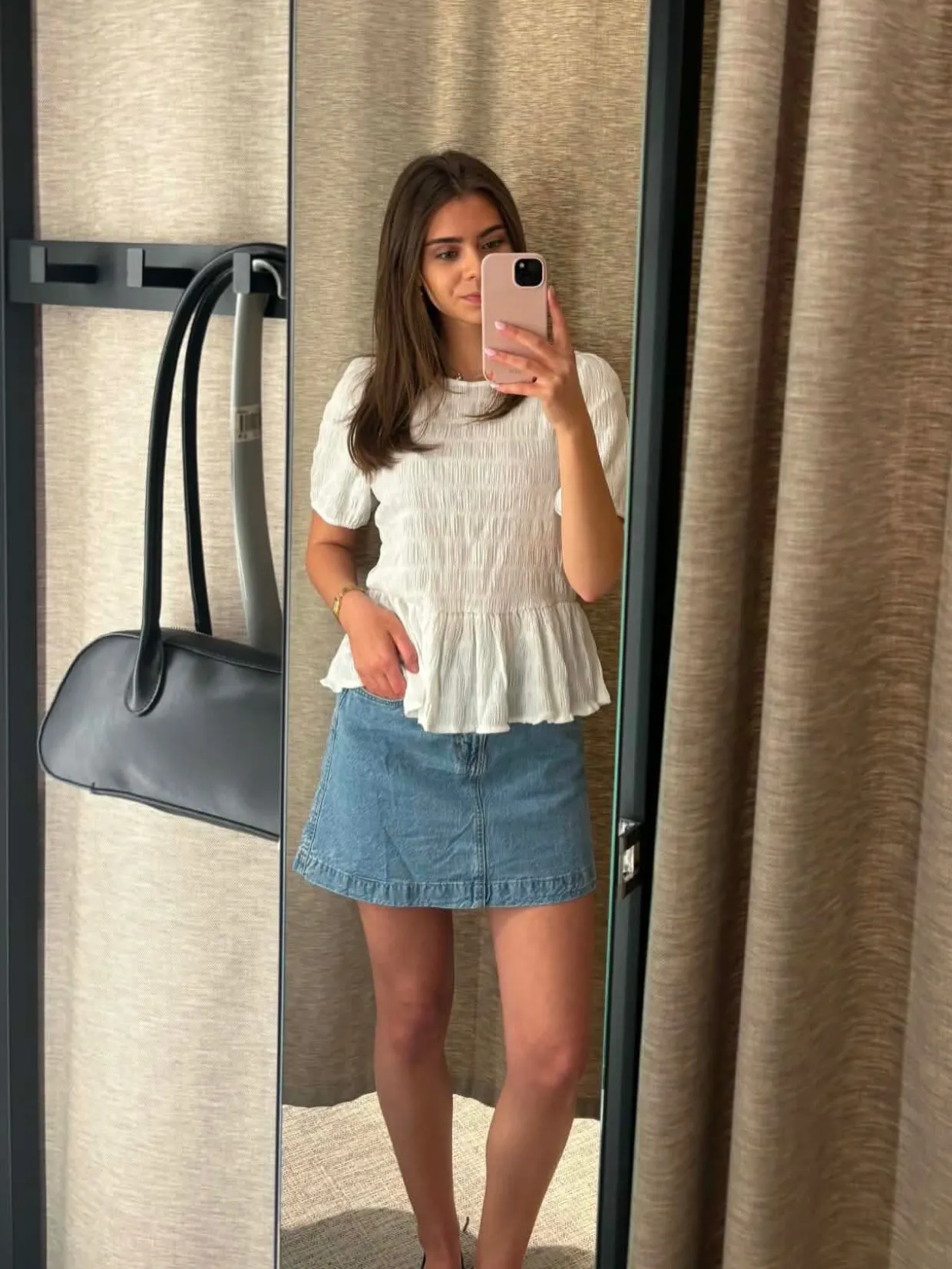 Strukturert topp med peplum og korte ermer