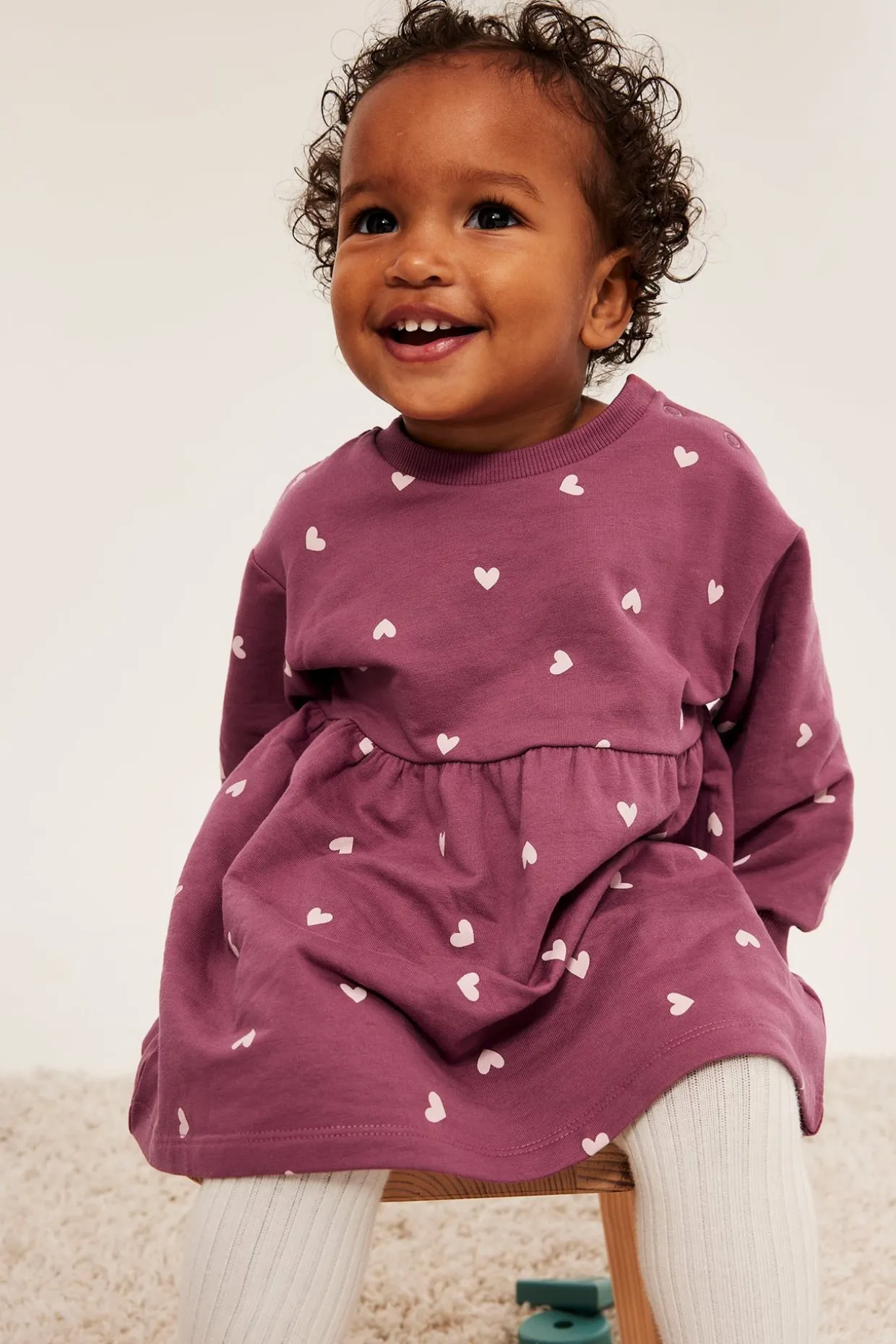 Sweatshirtkjole med hjertemønster