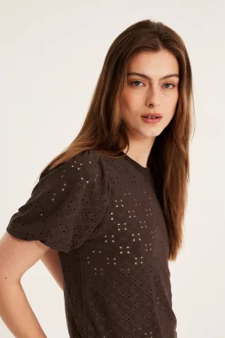 Topp med broderie anglaise