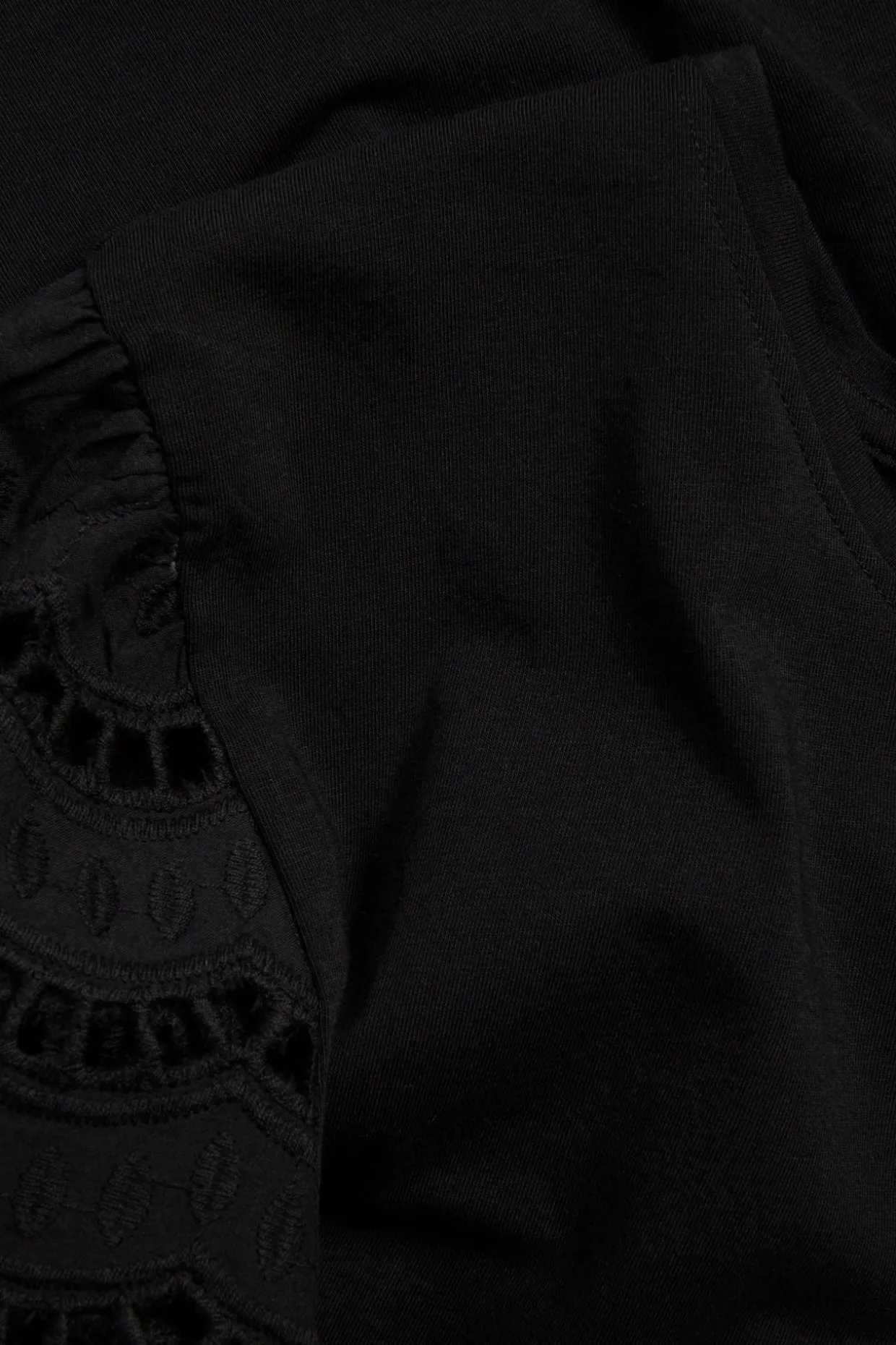 Topp med ermer i broderie anglaise