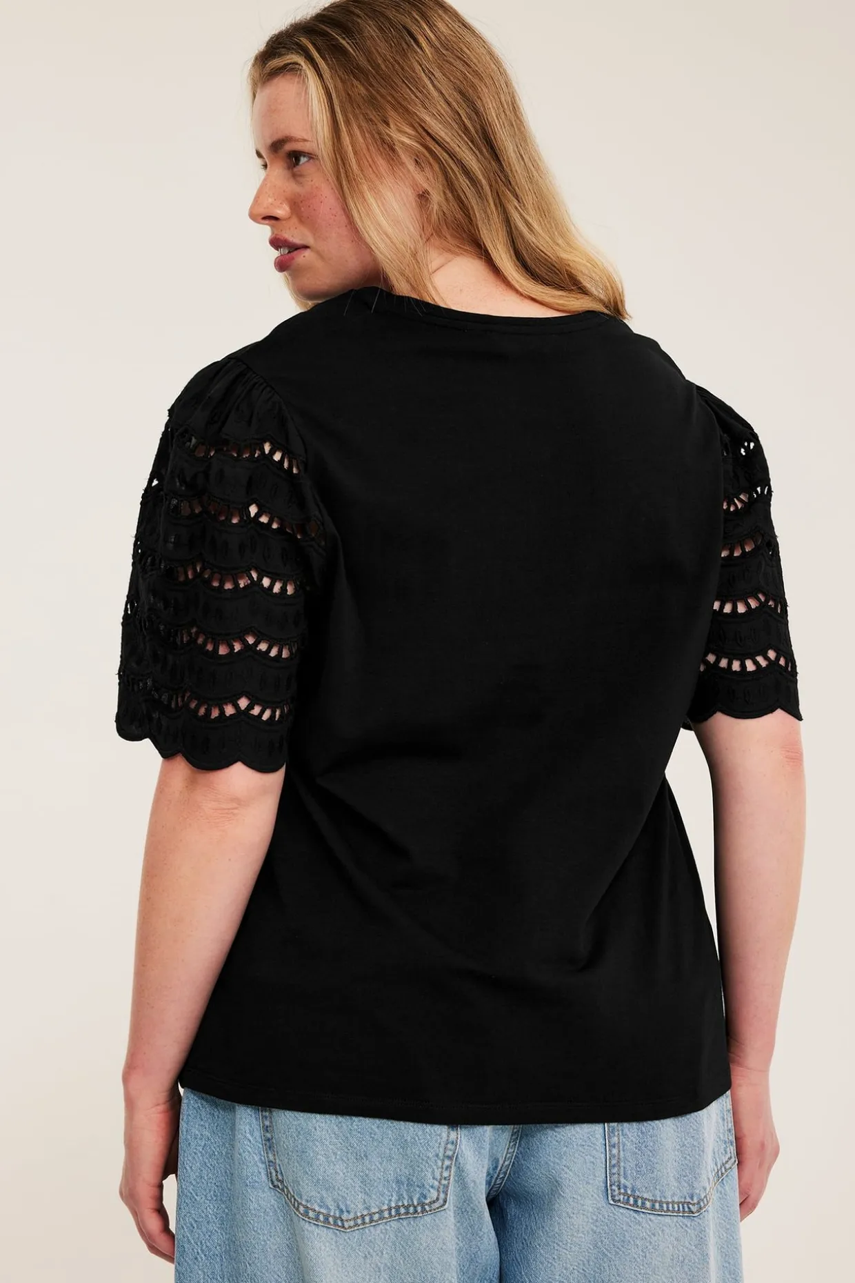 Topp med ermer i broderie anglaise