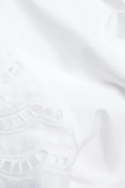 Topp med ermer i broderie anglaise
