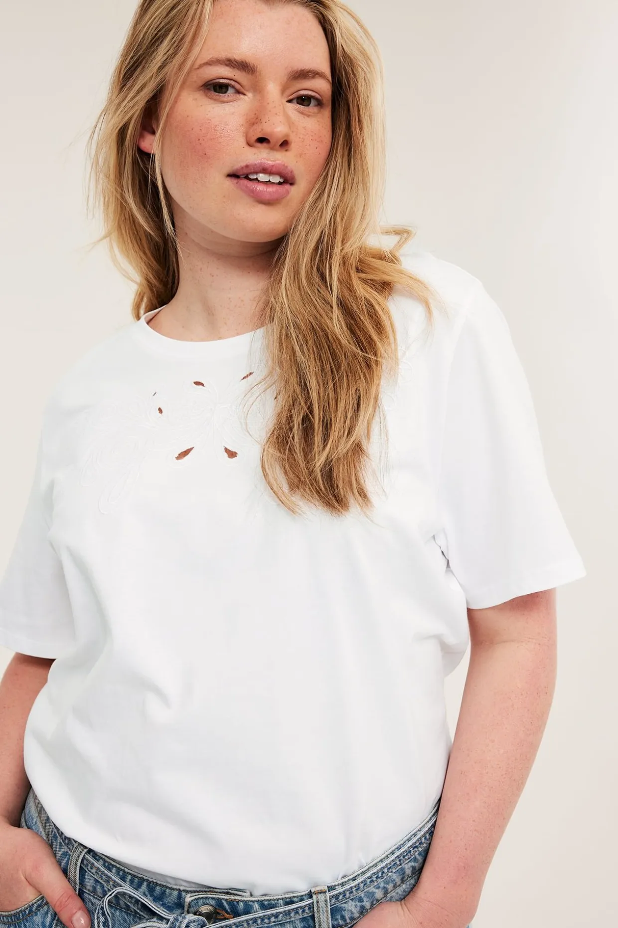 T-skjorte med broderie anglaise