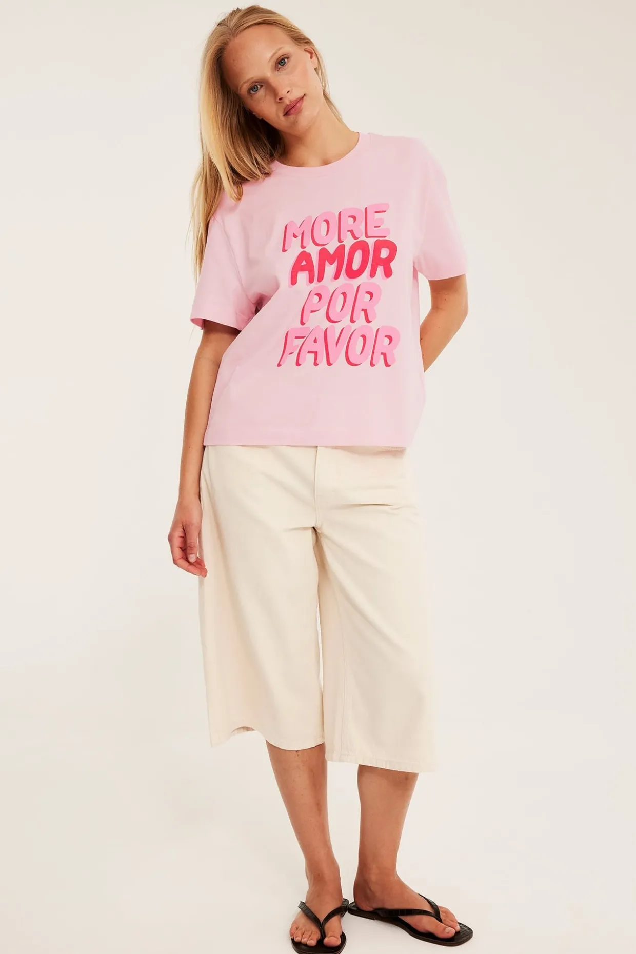 T-skjorte med trykket «More amor por favor»