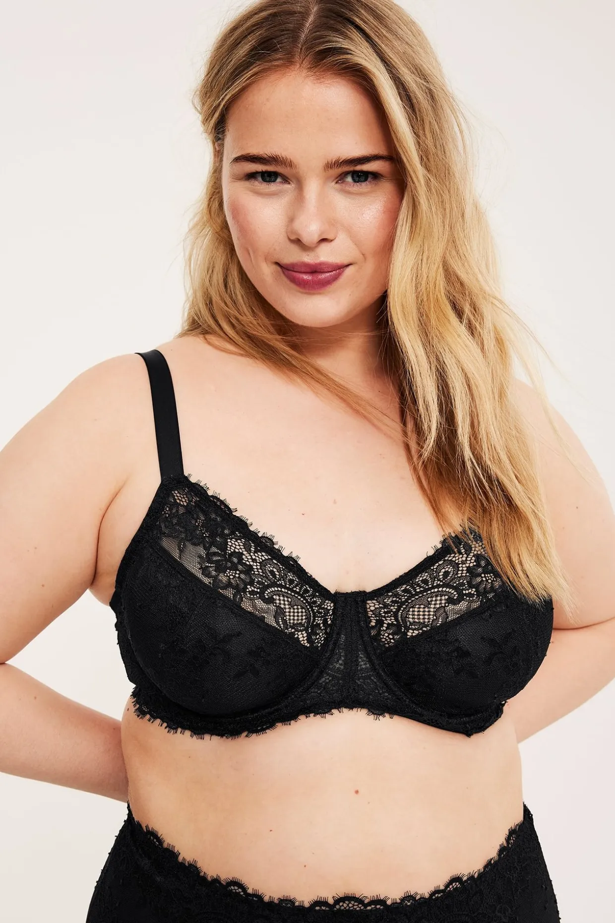 Uvattert bøyle-BH i blonder