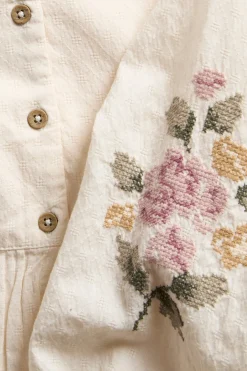Vevd bluse med blomsterbroderi