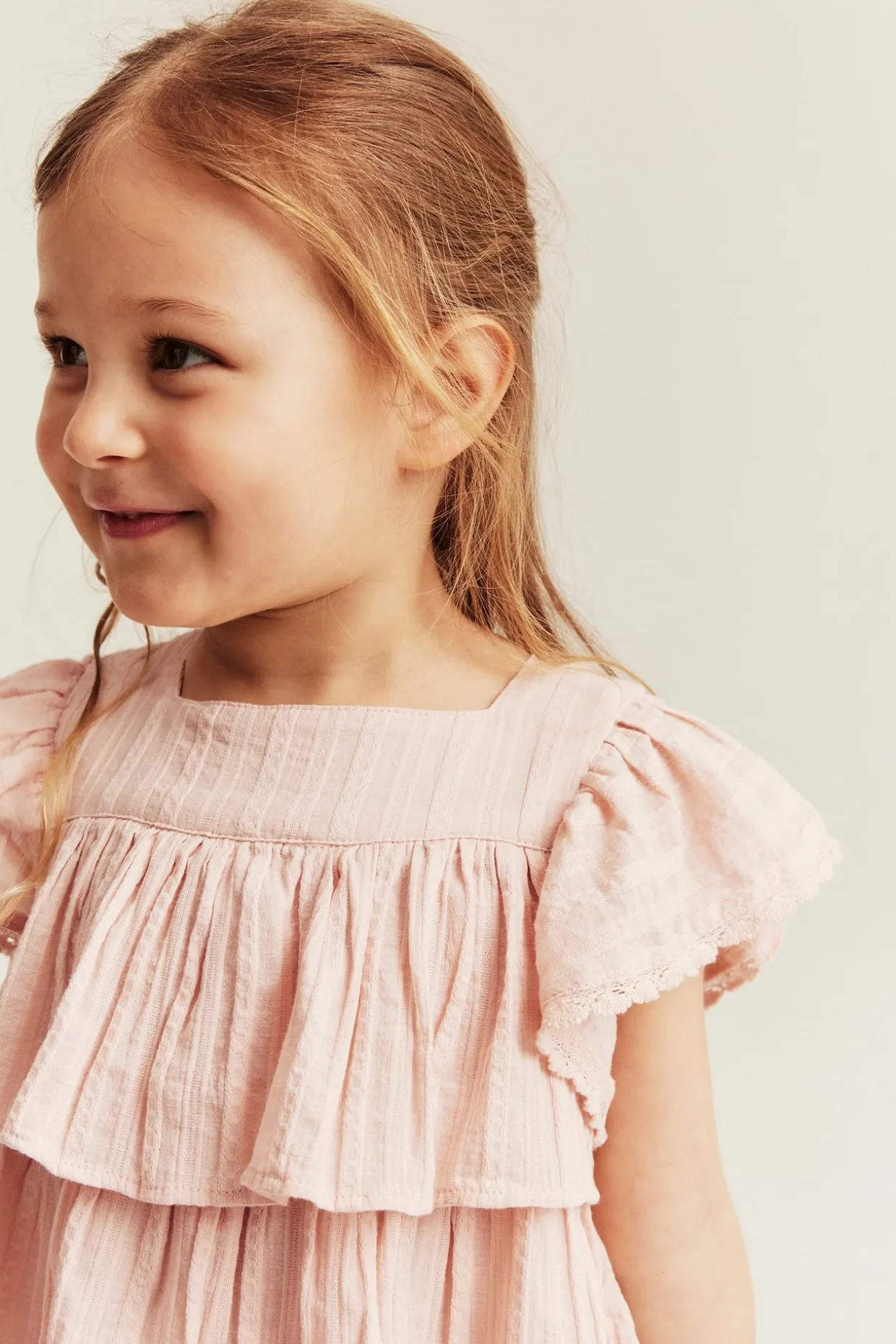 Vevd bluse med volanger