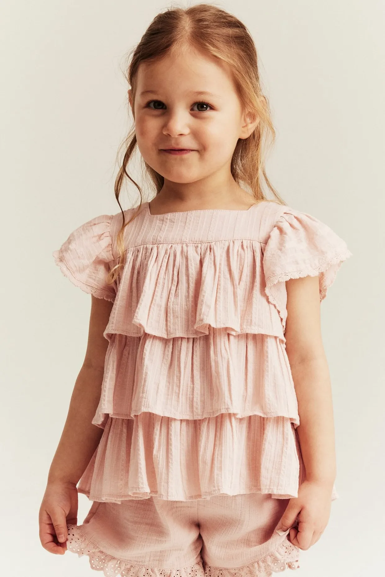 Vevd bluse med volanger