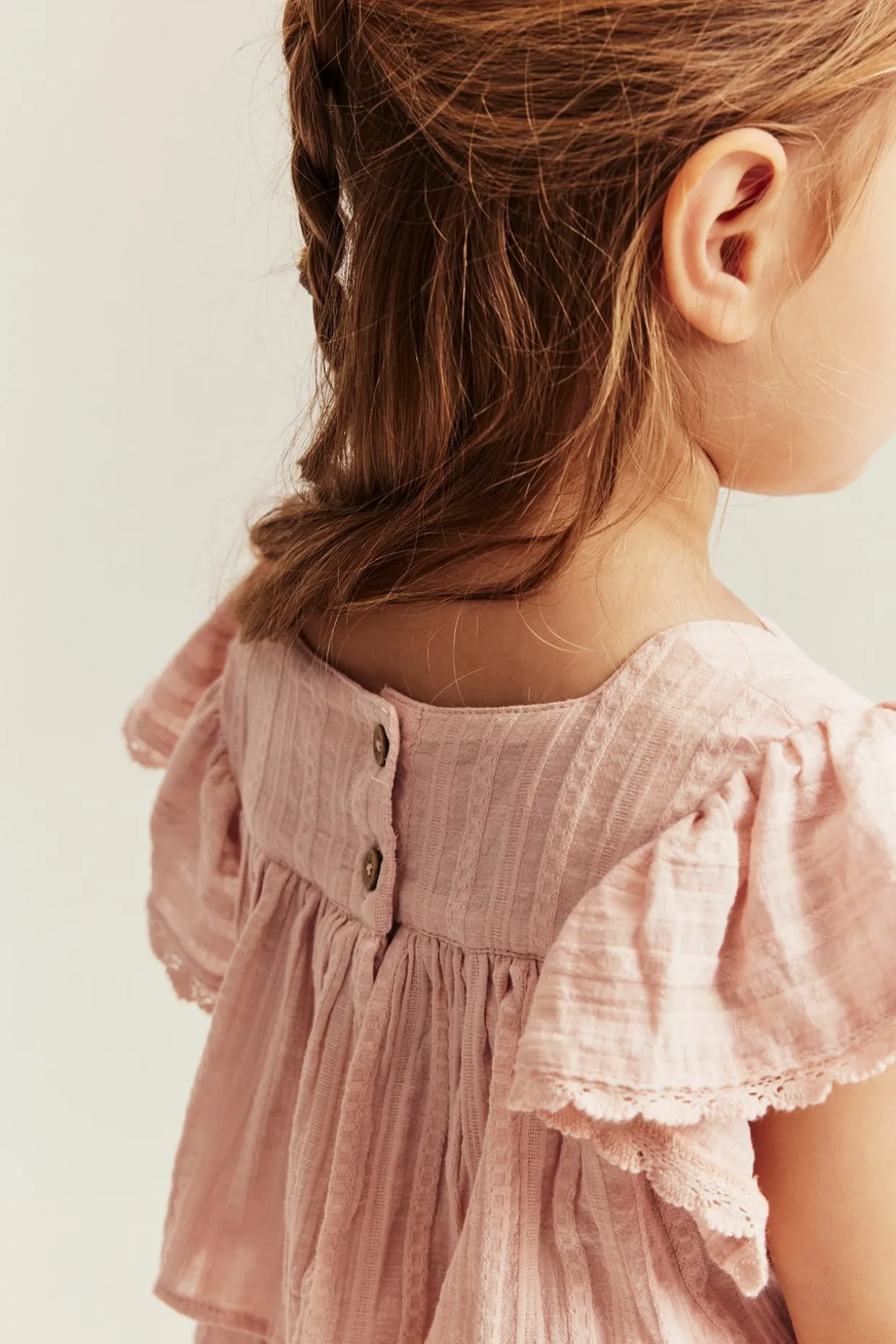 Vevd bluse med volanger
