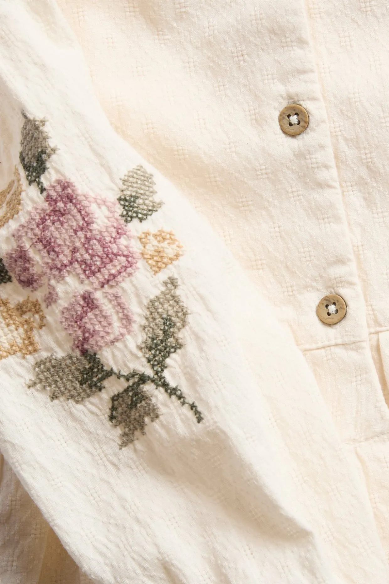 Vevd body med blomsterbroderi